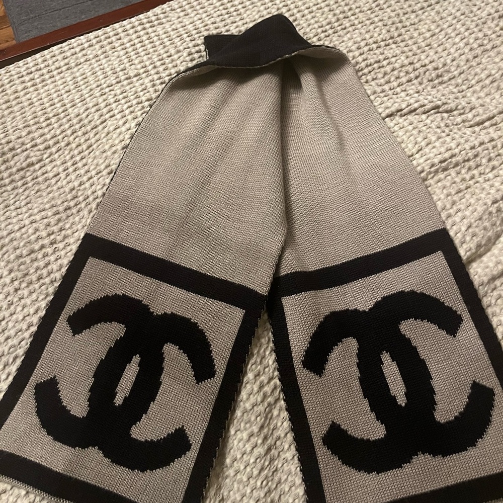 Authentic vintage Chanel scarf - Picture 2 of 2